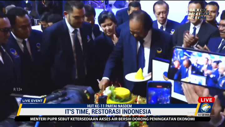 Momen Surya Paloh Potong Tumpeng HUT ke-11 Partai NasDem