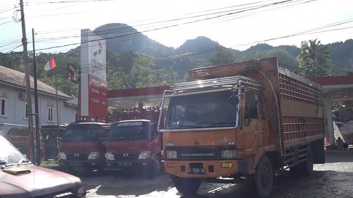 Solar Langka di Toraja Mengakibatkan Antrean Panjang Truk di SPBU