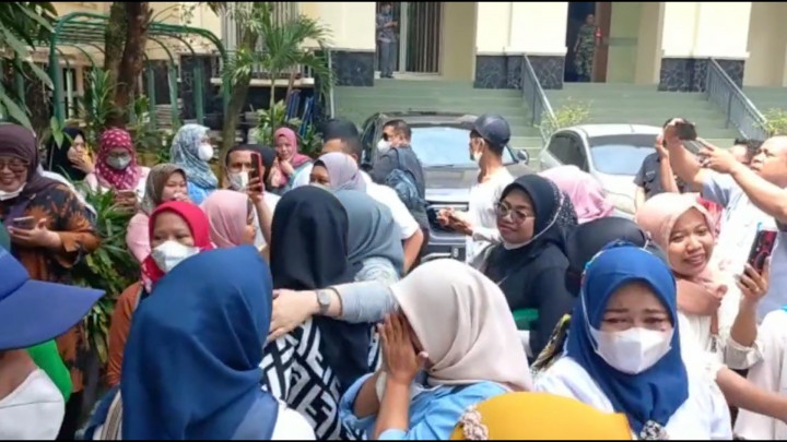 Karena Pembangunan Trotoar, Ratusan Ortu Murid SDN Pocin 1 Geruduk Kantor DPRD Depok