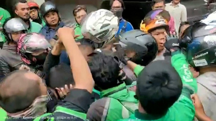 Dipukul Saat Hendak Mengantar Makanan, Ratusan Pengendara Ojol Serbu Perumahan Elite