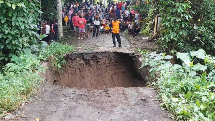 Jembatan Ambruk, 3 Warga Terperosok ke Sungai Saat Menyebrang
