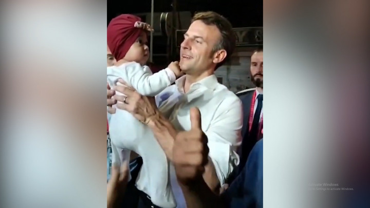 Momen Presiden Prancis Emmanuel Macron Asik Jalan Kaki di Bali