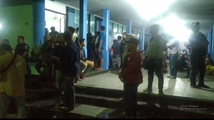 Kapal Tebakar, Penumpang KMP Mutiara Timur 1 Dievakuasi ke Pelabuhan Tanjung Wangi