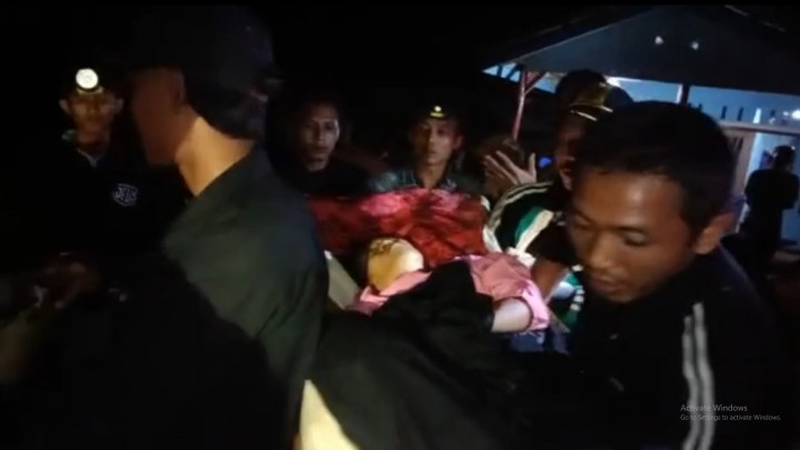 Tinggal di Pelosok, Ibu di Bengkulu Terpaksa Melahirkan di Tengah Jalan Rusak dan Berlumpur