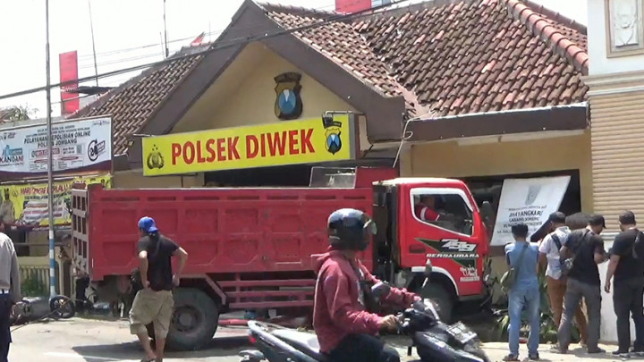 Sebuah Truk Tabrak Mapolsek Akibat Ugal-Ugalan