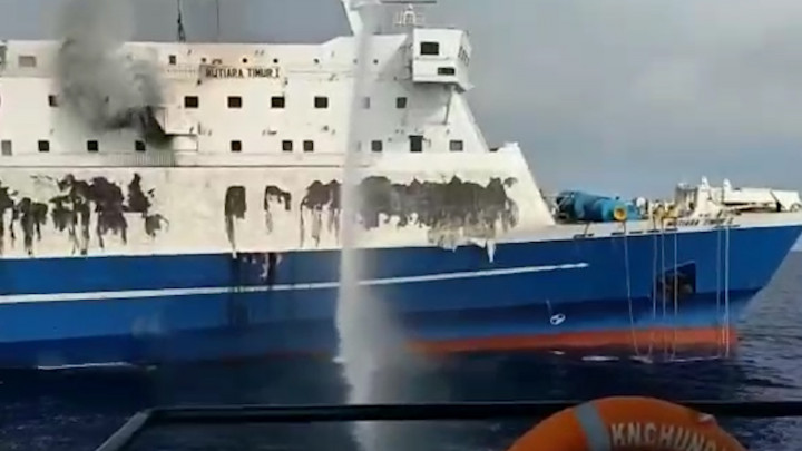 Detik-detik KMP Mutiara Timur 1 Terbakar dan Tenggelam
