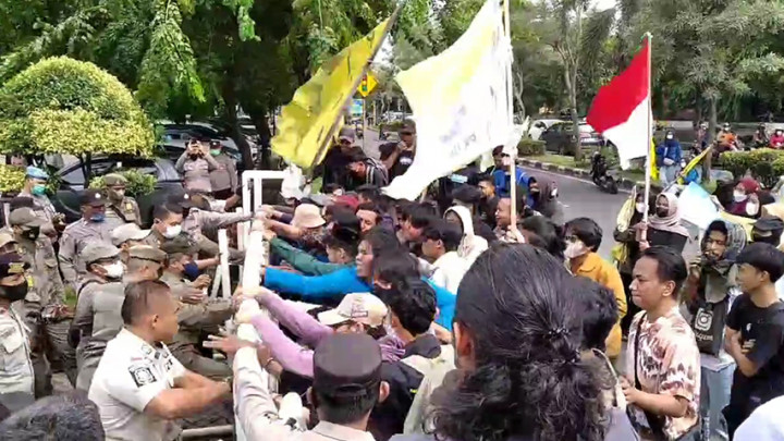 Unjuk Rasa Mahasiswa Terkait Maraknya Kekerasan Seksual Berlangsung Ricuh