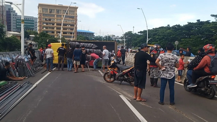 Truk Pengangkut Alat Pesta Terguling di Fly Over Pondok Kopi