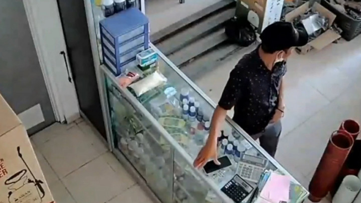 Pura-pura Beli Pot Bunga, Dua Orang Terekam CCTV Mencuri HP