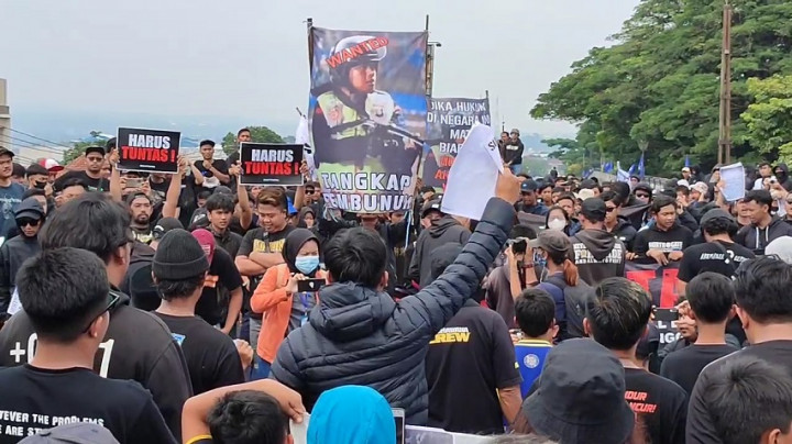 Mencari Keadilan Hukum Tragedi Kanjuruhan, Ratusan Suporter Aremania Gelar Aksi Turun ke Jalan