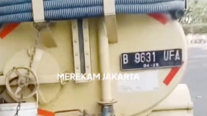 Viral! Truk Tinja Kedapatan Buang Limbah Sembarangan di Cawang