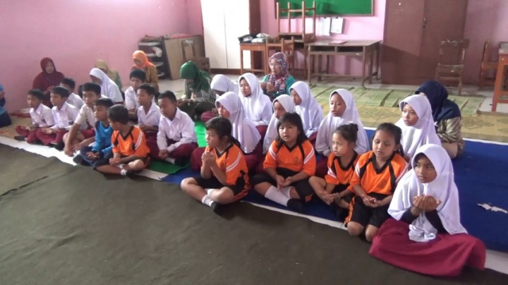 Puluhan Siswa dan Guru SD di Semarang Gelar Doa Bersama untuk Korban Gempa Cianjur