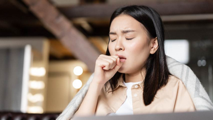 Musim Hujan Kerap Bikin Batuk, Begini Cara Mengeluarkan Dahak Secara Alami