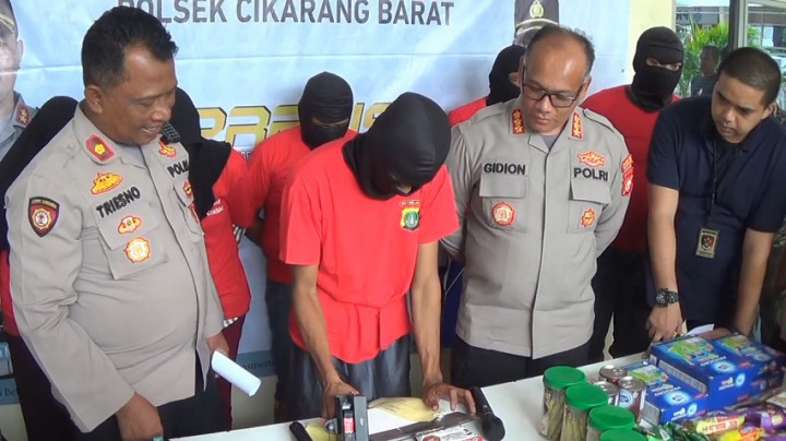 Polisi Tangkap Pelaku Pemalsuan Tanggal Kedaluwarsa Makanan dan Minuman