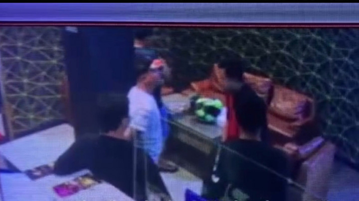 Viral! CCTV Perlihatkan Pelanggan Karaoke Aniaya Staff