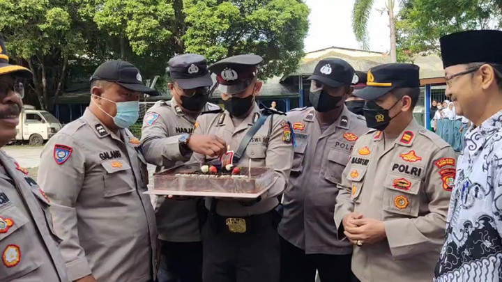 Peringati Hari Guru Nasional, Polisi Beri Kejutan Kepada Guru di Sekolah