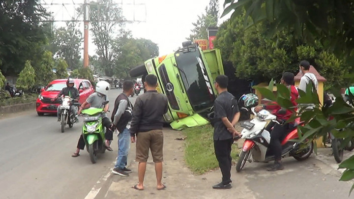 Truk Batubara Terguling Menimpa Pagar Hotel, Keberadaan Sopir Tak Diketahui