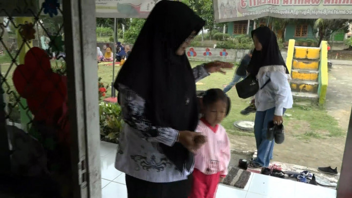 Miris! Guru Honorer Mengabdi 25 Tahun Dengan Gaji yang Tidak Menentu