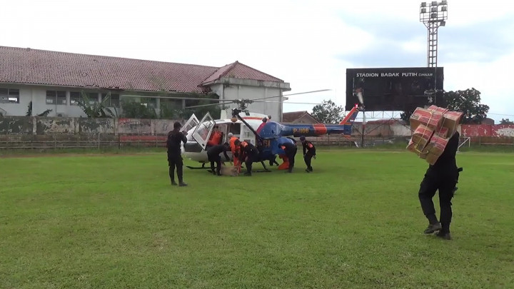 Polri Gunakan Dua Helikopter untuk Distribusi Bantuan Korban Gempa Cianjur di Tempat Terisolir