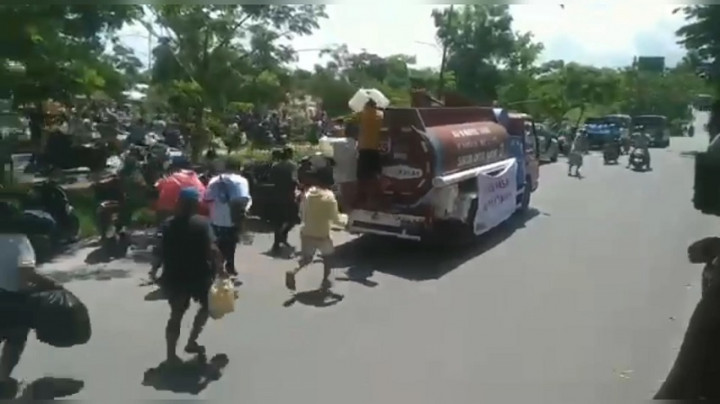 Minyak Tanah Langka, Ribuan Warga Nekat Mengejar dan Bergelantungan di Mobil Tangki