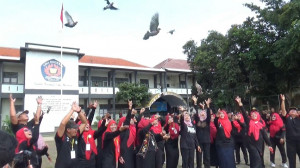 Peringati Hari Cinta Puspa dan Satwa, Pelajar di Jepara Lepas Seribu Burung di Sekolah