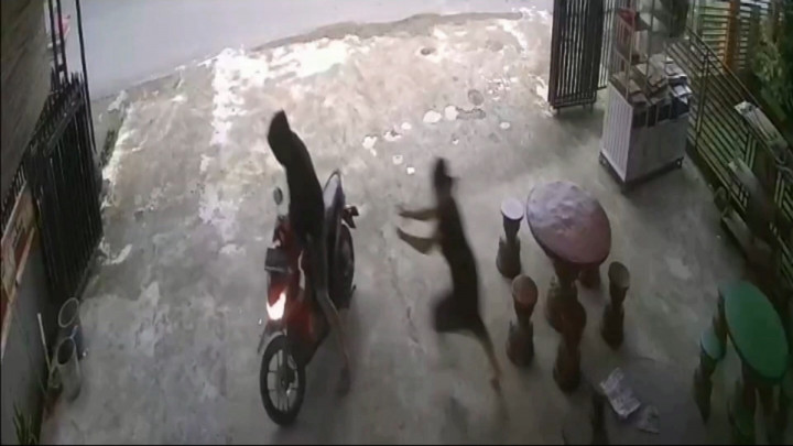 Aksi Seorang Gadis di Sumatera Gagalkan Pencurian Sepeda Motor Terekam CCTV