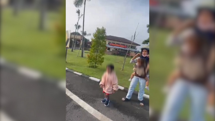 Salah Naik Bus, Seorang Ibu dan Anaknya Diturunkan Paksa di Tepi Jalan Pintu Tol