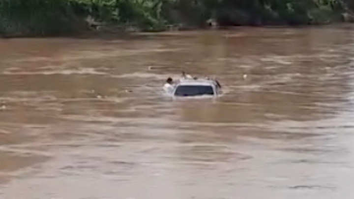 Mobil Pengangkut Sawit Hanyut Akibat Jembatan di Ogan Ilir Sumsel Ambruk