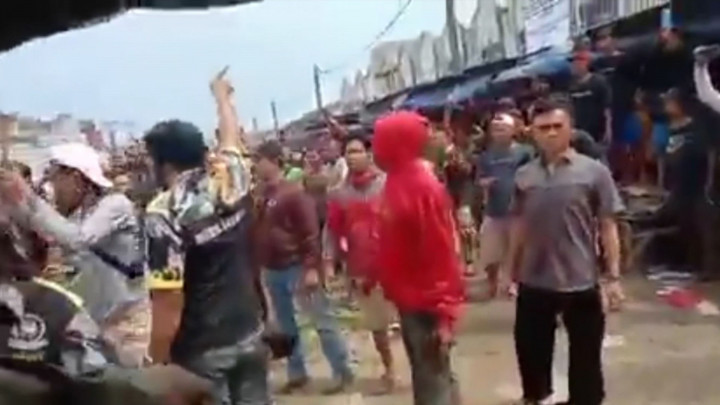 Penertiban Ratusan Pedagang di Pasar Rengasdengklok Berakhir Ricuh