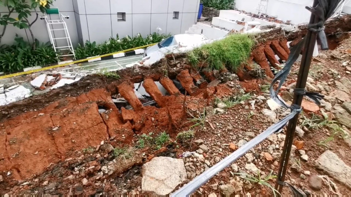 Warga Resah Tembok Pembatas Roboh di Tangerang