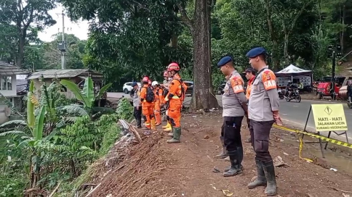 Pencarian Korban Longsor Cianjur Terkendala Cuaca Buruk dan Tanah Tebal