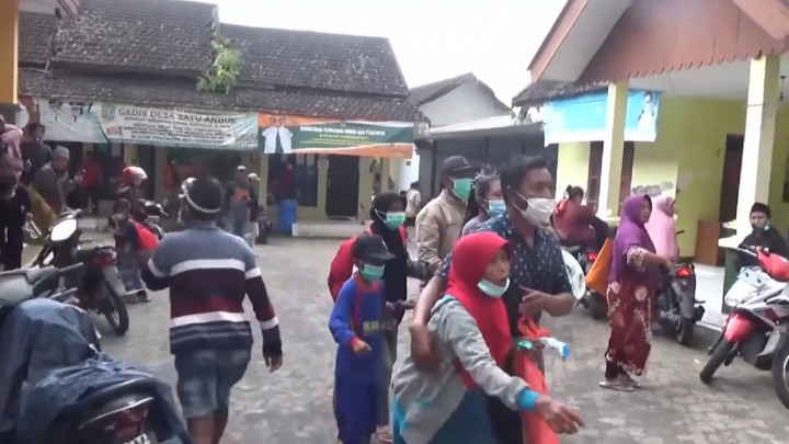 Momen Kepanikan Warga di Candipuro Pasca Erupsi Gunung Semeru