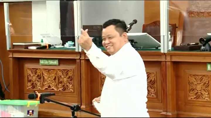 Momen Kuat Ma’ruf Beri Salam Cinta Ala Korea Saat Memasuki Ruang Persidangan