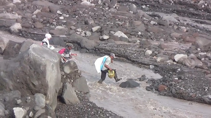 Jalur Penghubung Terputus Lahar Dingin, Para Warga Masih Tetap Nekat Lewati Lahar Dingin