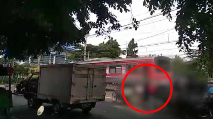 Tragis! Ini Detik-detik Driver Ojol Tertabrak Kereta di Mangga Dua