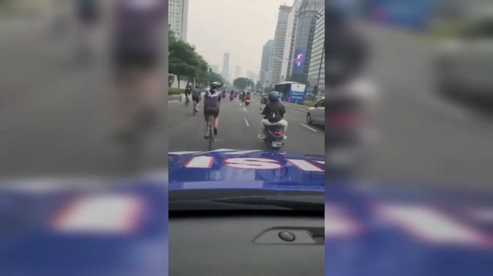 Polisi Tegur Rombongan Pesepeda yang Masuk Jalur Umum di Sudirman