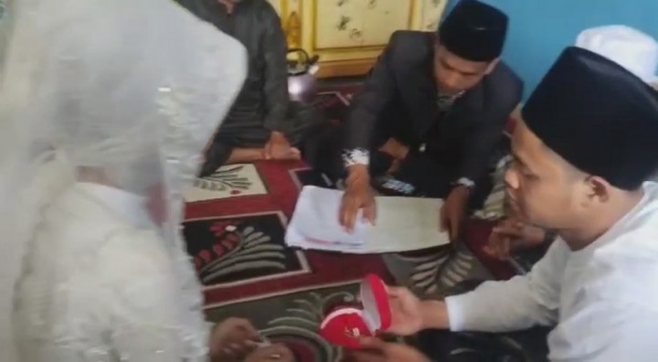 Sepasang Kekasih di Cianjur Nekat Mengadakan Pernikahan di Tengah Gempa
