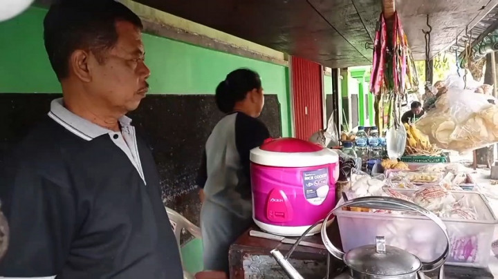 Pedagang Angkringan Dapat Undangan Pernikahan Kaesang dan Erina