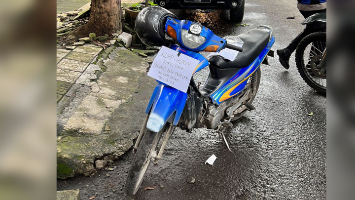 Penampakan Motor Milik Terduga Pelaku Bom Bunuh Diri di Polsek Astana Anyar Bandung