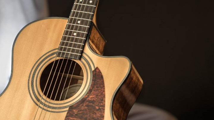 Nggak Ribet! 5 Tips Merawat Gitar agar Tetap Awet dan Merdu