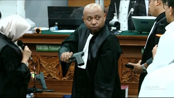 JPU Tunjukan Barang Bukti Senjata di Persidangan