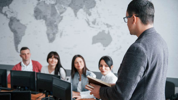 Biar Lulus Tepat Waktu, Begini Tips Memilih Dosen Pembimbing Skripsi