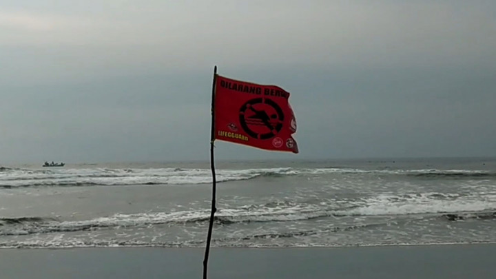 Seorang Bocah Hilang Terseret Ombak Pantai Pangandaran