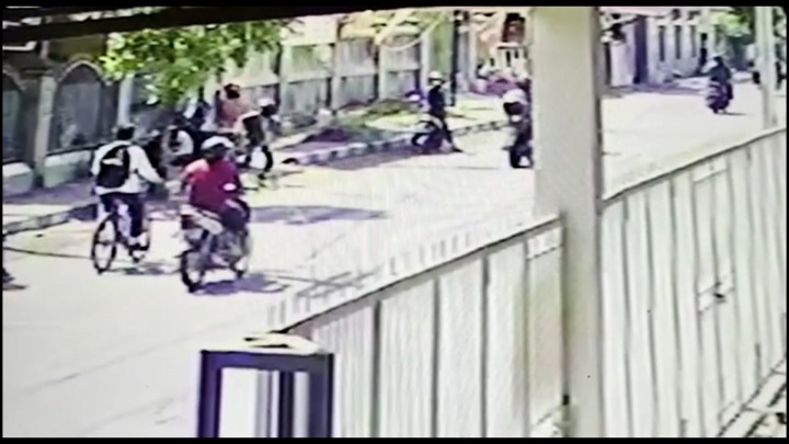 Seorang Nenek Menjadi Korban Jambret 3 Pelaku Terekam CCTV