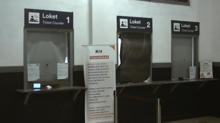 Calon Penumpang KAI Merusak Loket Tiket Akibat Tak Diizinkan Masuk Karena Belum Divaksin