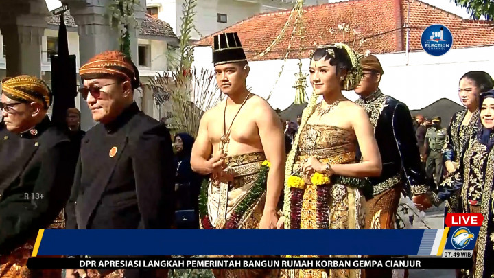 Kembali Tertangkap Kamera, Kaesang Berikan Finger Heart Saat Ngunduh Mantu