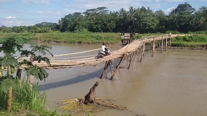 Jembatan Ambruk, Warga Kebumen Terpaksa Lewati Jembatan Darurat yang Sudah Rusak