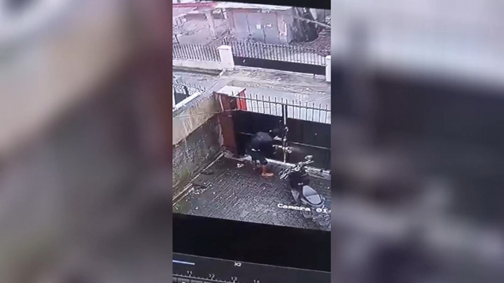 Akibat Terlelap Nonton Bola, Aksi Pencurian Motor di Kostan Terekam CCTV