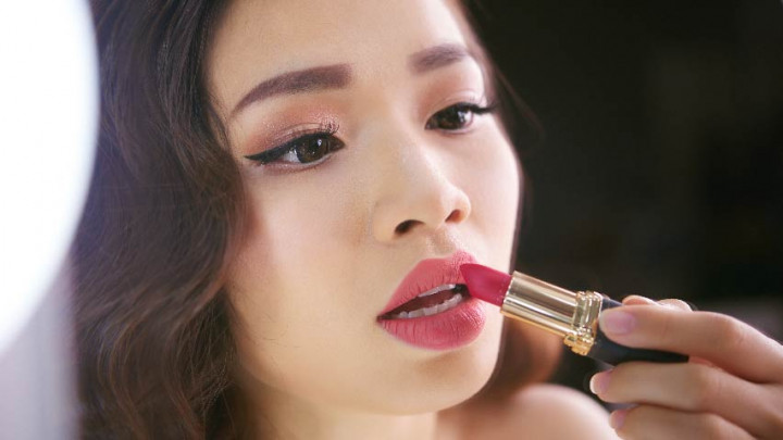 Anti Menggumpal dan Bergaris, 6 Tips Mudah Memakai Lipstik Matte