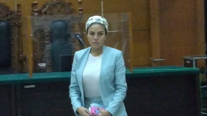 Nikita Mirzani Menangis di Hadapan Majelis Hakim Usai Saksi Mangkir Dari Panggilan